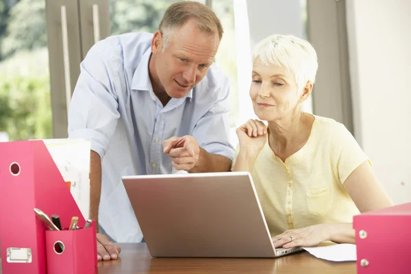 Volwassen zoon en senior moeder met behulp van laptop thuis — Stockfoto