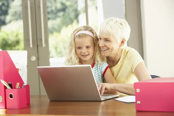 Barnbarn Och Mormor Använder Laptop Hemma — Stockfoto