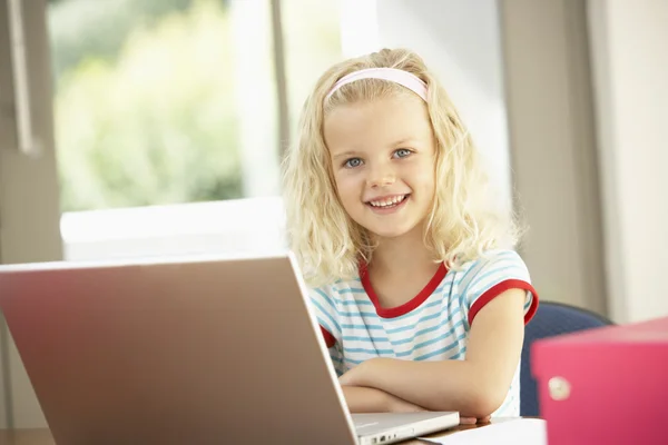 Evde Dizüstü Bilgisayar Kullanan Genç Kız — Stok fotoğraf