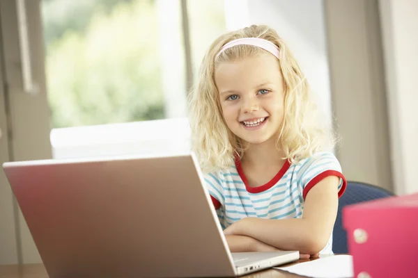 Menina Usando Laptop Casa — Fotografia de Stock