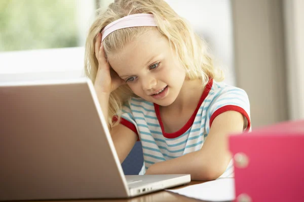 Молодая Девушка Использующая Ноутбук Дома — стоковое фото