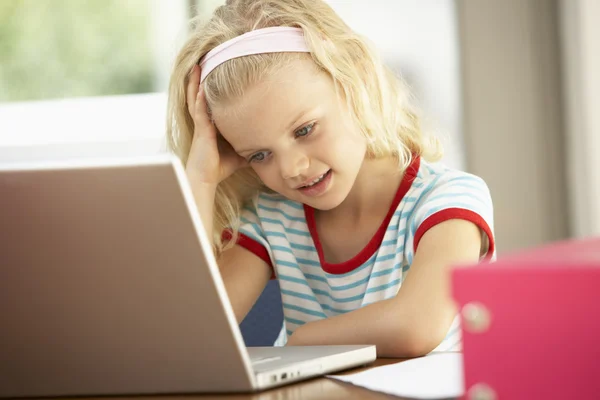 Menina Usando Laptop Casa — Fotografia de Stock