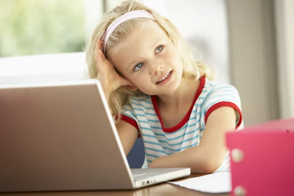 Muchacha joven usando el ordenador portátil en casa — Foto de Stock