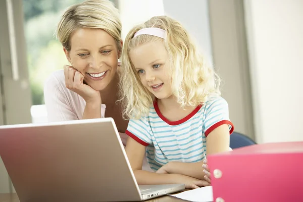 Madre e hija usando el ordenador portátil en casa — Foto de Stock