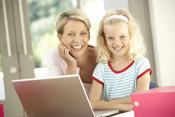 Moeder en dochter met laptop thuis — Stockfoto