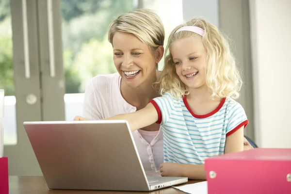 Anne Kızı Evde Dizüstü Bilgisayar Kullanıyorlar — Stok fotoğraf