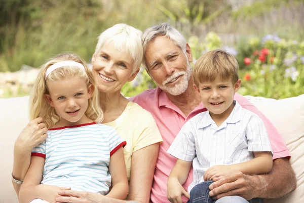Grootouders en kleinkinderen ontspannen in de tuin — Stockfoto