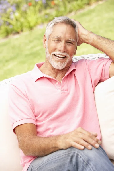 Senior Man Ontspannen Tuin — Stockfoto