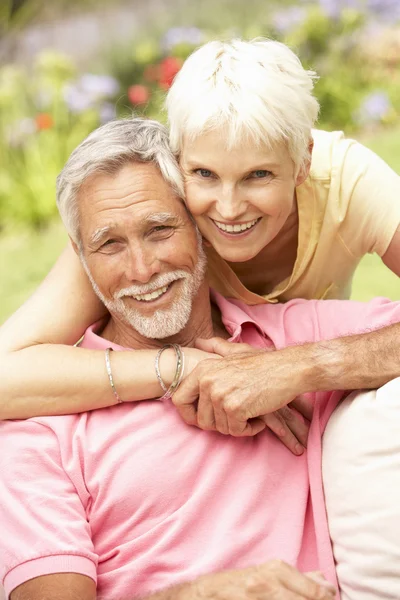 Seniorenpaar entspannt im Garten — Stockfoto