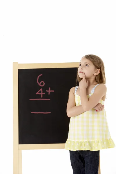 Genç kızın Blackboard düşünceli arıyorum — Stok fotoğraf