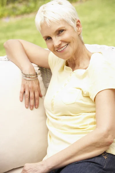 Senior Mulher Relaxante Jardim — Fotografia de Stock