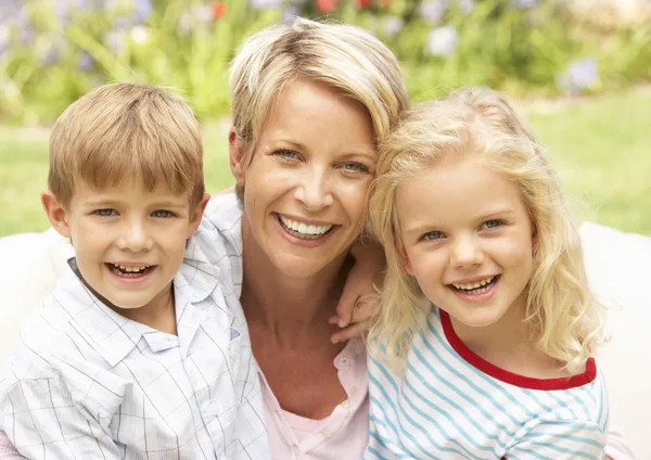 Mother And Children Relaxing In Garden — Stock Photo, Image
