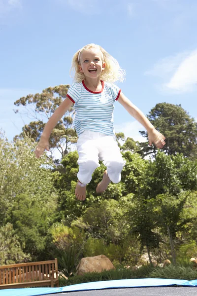 Genç Kız Bahçede Trambolin Üzerinde Atlama — Stok fotoğraf