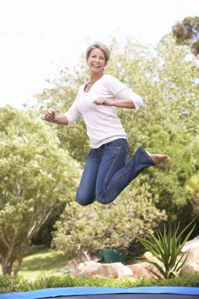Mujer Saltando Trampolín Jardín — Foto de Stock