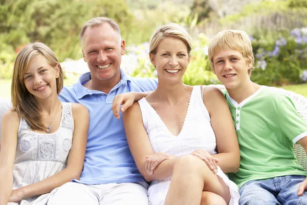 Famiglia Relax Giardino — Foto Stock