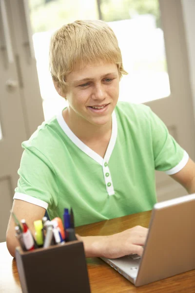 Nastoletni Chłopiec Pomocą Laptopa Domu — Zdjęcie stockowe