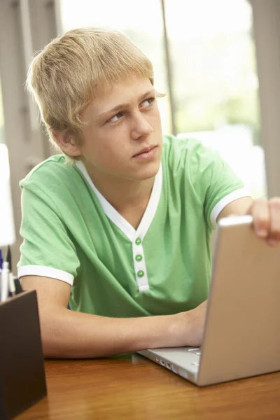 Guilty Olhando Adolescente Menino Usando Laptop Casa — Fotografia de Stock