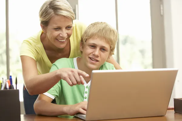 Madre Figlio Adolescente Utilizzando Computer Portatile Casa — Foto Stock