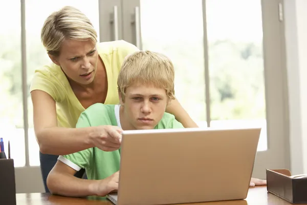 Arg Mamma Och Tonårige Son Använder Laptop Hemma — Stockfoto