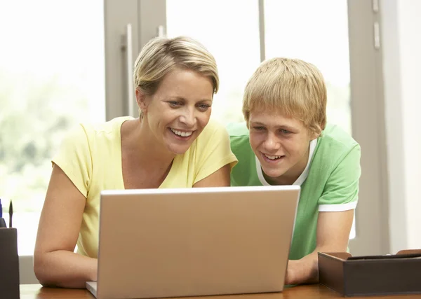 Mãe Adolescente Filho Usando Laptop Casa — Fotografia de Stock