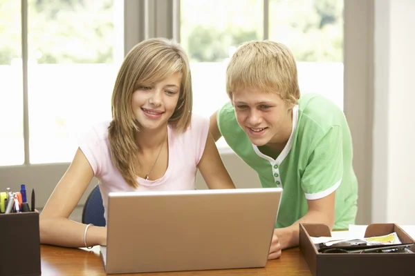 Két Tizenéves Használ Laptop Otthon — Stock Fotó