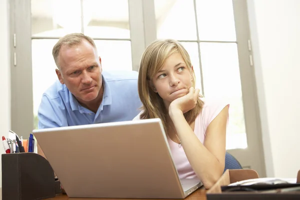 Wütender Vater Und Teenager Tochter Benutzen Laptop Hause — Stockfoto