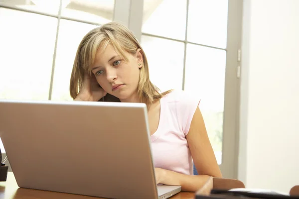Preocupado buscando chica adolescente usando el ordenador portátil en casa — Foto de Stock
