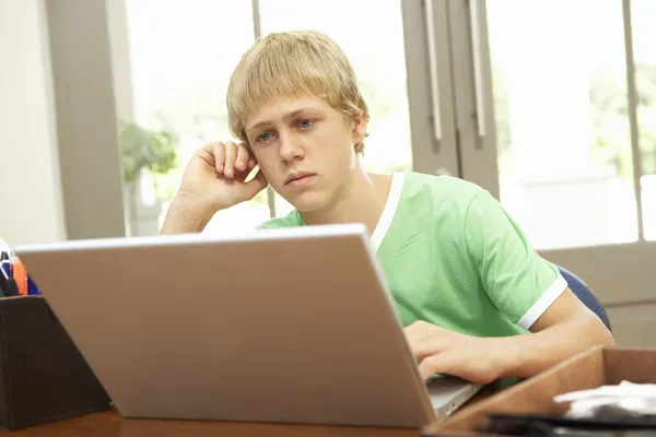 Preocupado Olhando Adolescente Menino Usando Laptop Casa — Fotografia de Stock