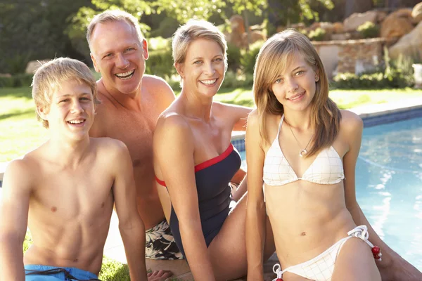 Young Family Relaxing Pool Garden — Stock Photo, Image