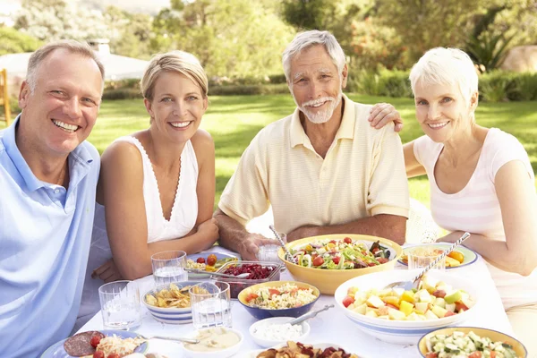 Vuxen Son Och Dotter Avnjuter Måltid Ute Trädgården Med Senior — Stockfoto