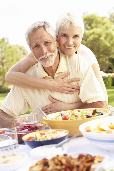 Seniorenpaar Genießt Essen Garten — Stockfoto