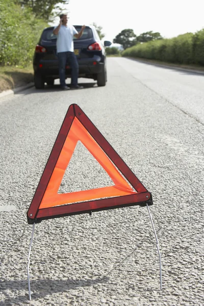 Motorista Quebrado Estrada País Com Sinal Alerta Perigo — Fotografia de Stock