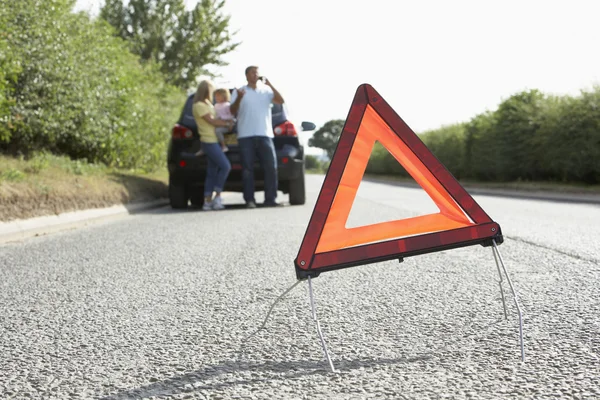 家庭与危险警告标志 国家道路上细分 — 图库照片