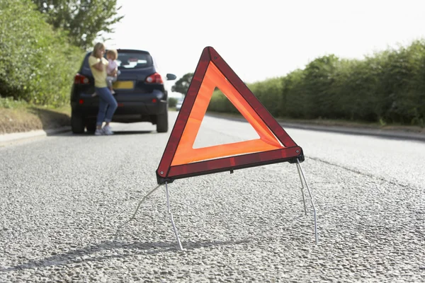 Mother And Daughter Broken Down On Country Road With Hazard Warn — Stock Photo, Image