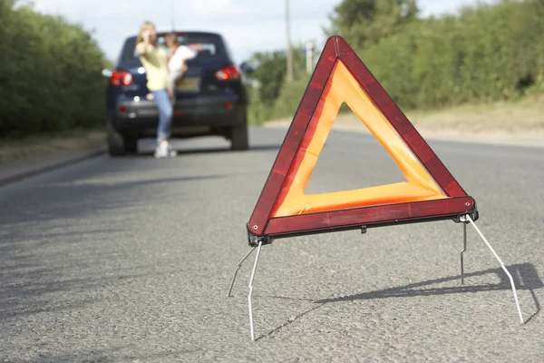 Madre e figlia rotto giù su campagna strada con pericolo avvertire — Foto Stock