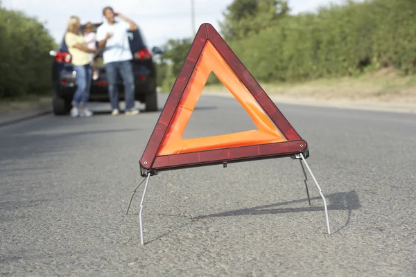 Familia descompuesta en la carretera del campo con señal de advertencia de peligro en F — Foto de Stock