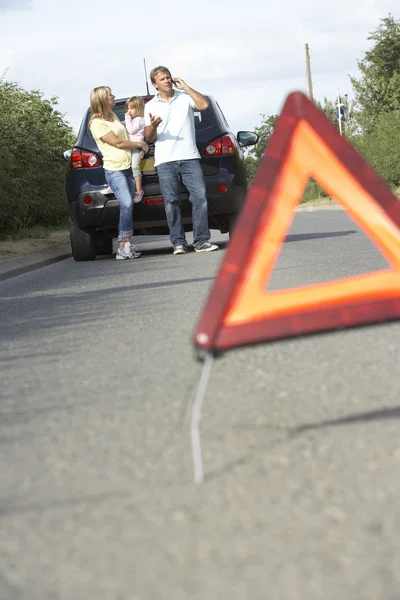 家族の注意を促す標識ヘ国の道路に壊れました — ストック写真