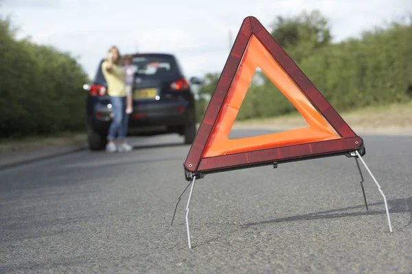 Mère et fille brisées sur la route de campagne avec avertissement de danger — Photo