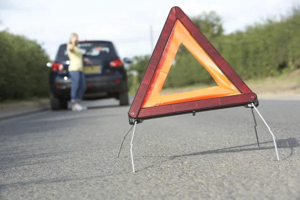 Femme conducteur brisé sur la route de campagne avec avertissement de danger Si — Photo
