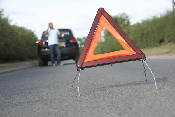 Tehlike Uyarı Işareti Ile Ülke Yolda Kırık Aşağı Sürücü — Stok fotoğraf