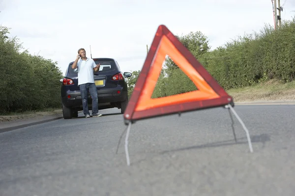 Motorista quebrado na estrada do país com sinal de alerta de perigo em F — Fotografia de Stock