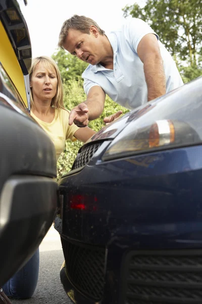 Homem e mulher tendo argumento após acidente de trânsito — Fotografia de Stock
