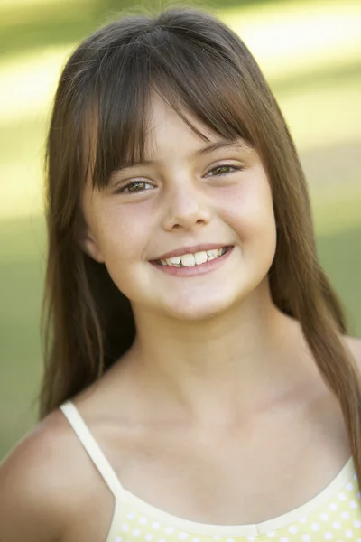 Portret młodej dziewczyny w parku — Zdjęcie stockowe