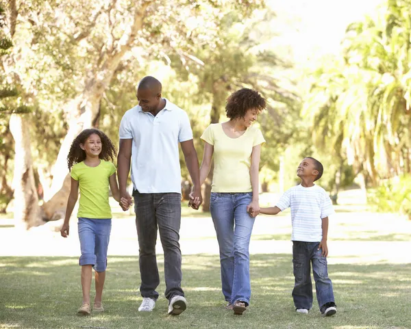 Πορτρέτο Της Ευτυχισμένη Οικογένεια Περπάτημα Στο Πάρκο — Φωτογραφία Αρχείου
