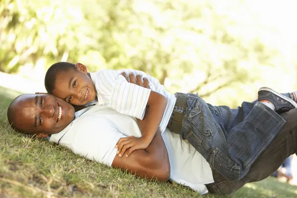 Retrato de feliz pai e filho no parque — Fotografia de Stock