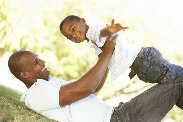 Πορτρέτο Του Ευτυχής Πατέρας Και Γιος Στο Πάρκο — Φωτογραφία Αρχείου