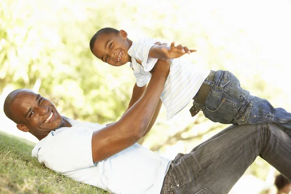 Портрет счастливого отца и сына в парке — стоковое фото