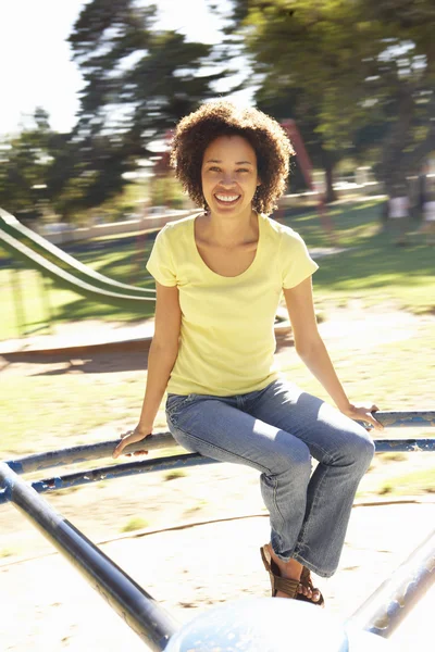 Mujer Joven Montando Rotonda Parque — Foto de Stock