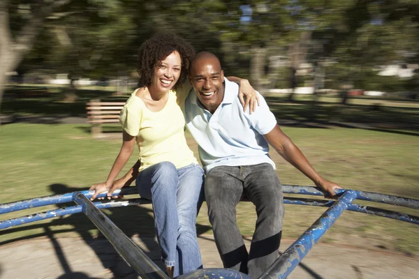 年轻夫妇骑在公园中回旋处 — 图库照片