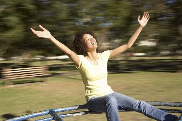 Mujer Joven Montando Rotonda Parque —  Fotos de Stock